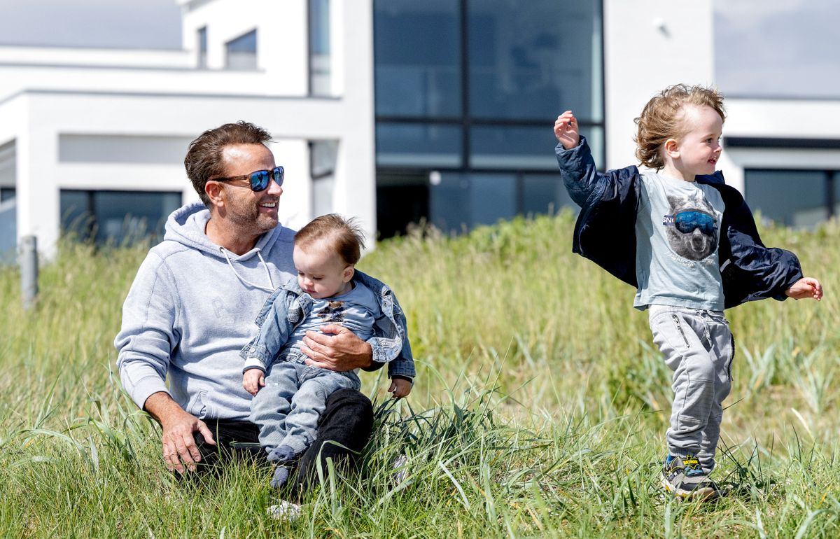 Dennis Knudsen ses her sammen med sønnerne Lucas og Noah, som kan se fremt il at blive storebrødre til tvillingesøstre i september.