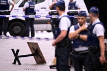 Varevogn tordner ind i cafe-gæster