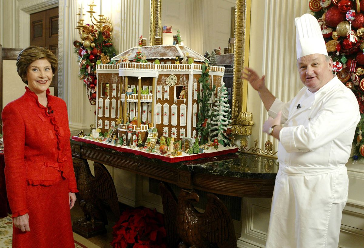Roland Mesnier ses her sammen med first lady Laura Bush i Det Hvide Hus i julen 2003.
