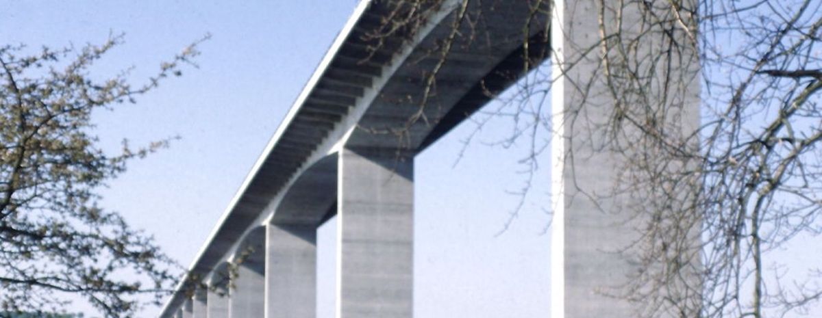 Vejlefjordbroen er ramt af kraftig blæst.