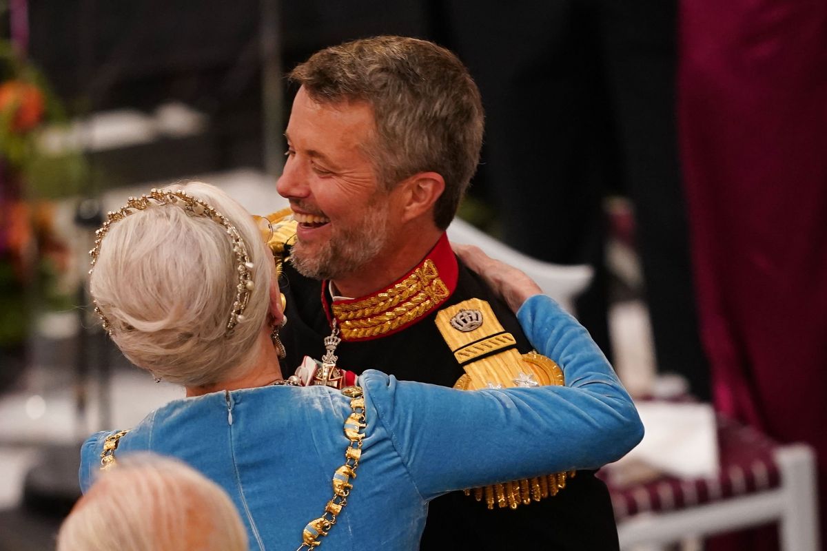 Kronprins Frederik hilser på sin mor, dronning Margrethe, efter, at han har holdt tale for hende til gallataflet ved hendes 50-års regeringsjubilæum.