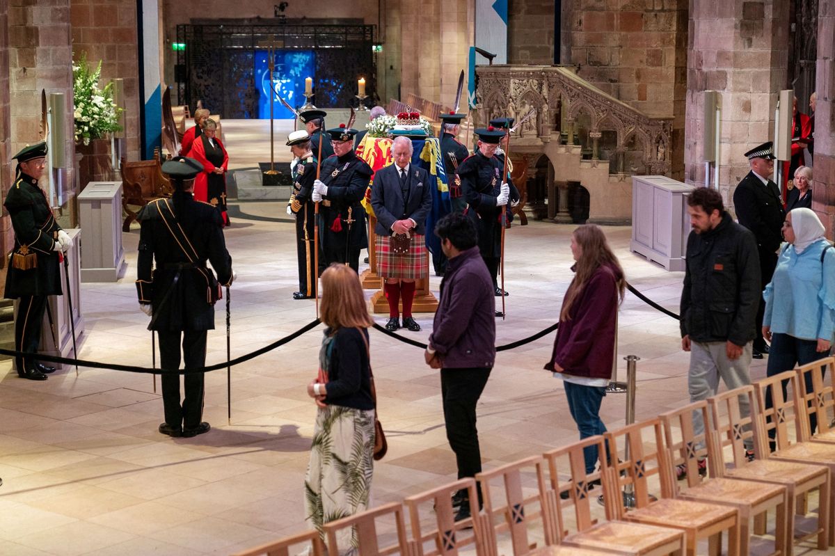 Kong Charles III og andre medlemmer af den britiske kongefamilie ses her i St Giles' Cathedral i Edingburgh ved kisten med dronning Elizabeth II.
