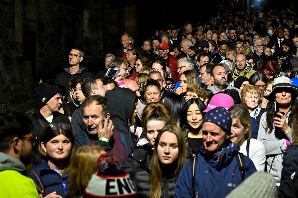 Tusindvis af mennesker står i kø uden for St Giles' Cathedral i Edinburgh, hvor dronningens kiste ligger.