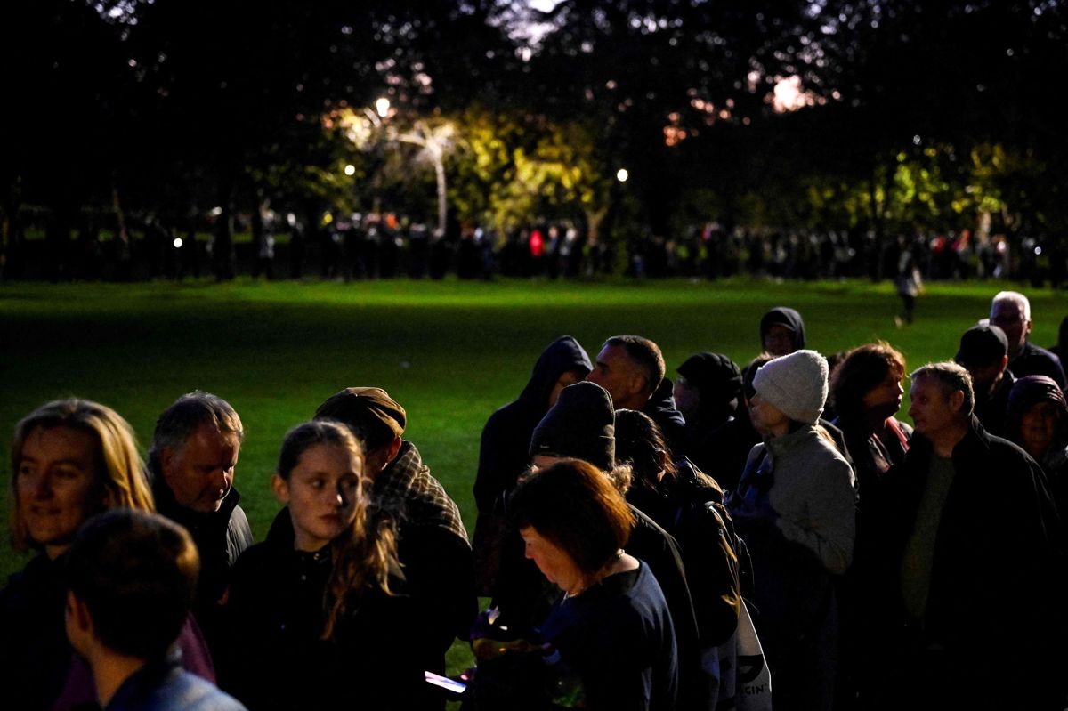 Tusindvis af mennesker står i kø i George Square Gardens i Edinburgh for at komme ind i katedralen St Giles' Cathedral for at se kisten med dronning Elizabeth II.