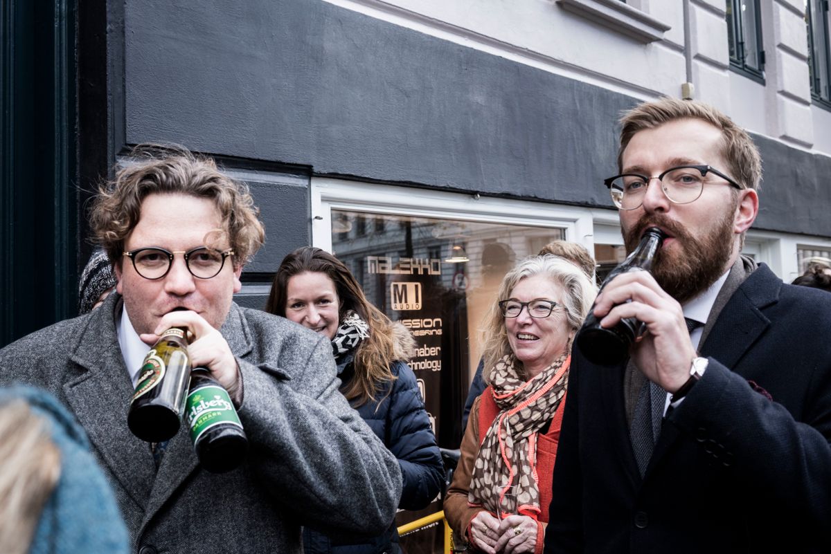 Da Den Korte Radioavis sendte for sidste gang mødte en masse af programmets faste lyttere op for at hylde programmet. Værterne Rasmus Bruun og Frederik Cilius inviterede efterfølgende alle de fremmødte på øl på bodegaen Cafe Stjernen, hvor de selv fik en lille øl. Eller to.