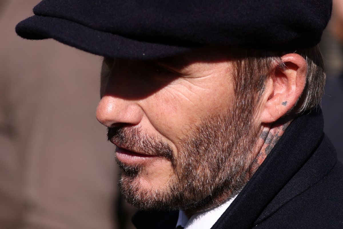 Den tidligere fodboldspiller David Beckham forlader stedet efter at have hyldet Storbritanniens dronning Elizabeth efter hendes død.