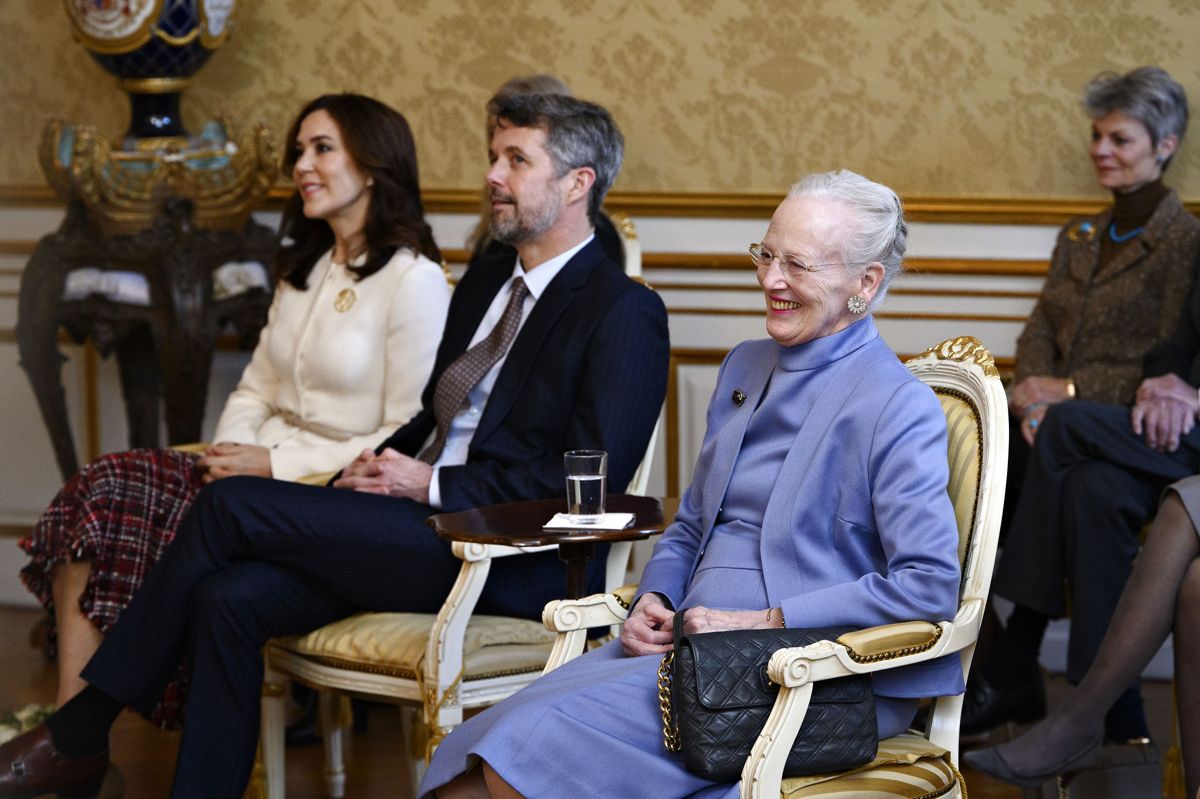Det bliver uden kronprinsesse Mary, at dronning Margrethe og kronprins Frederik rejser til London for at deltage i begravelsen af britiske dronning Elizabeth mandag. Det britiske udenrigsministerium har undskyldt over for kongehuset, at kronprinsessen ved en fejl blev inviteret med. (Arkivfoto).