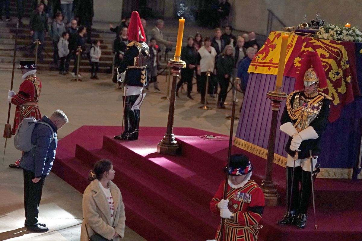 Der blev søndag eftgermiddag lukket for tilgang til den kilometerlange kø med mange tusinde mennesker, som vil se dronning Elizabeths kiste i Westminster Hall. Dronningens kiste kommer til at stå i Westminster Hall frem til mandag morgen klokken 06.30 lokal tid.