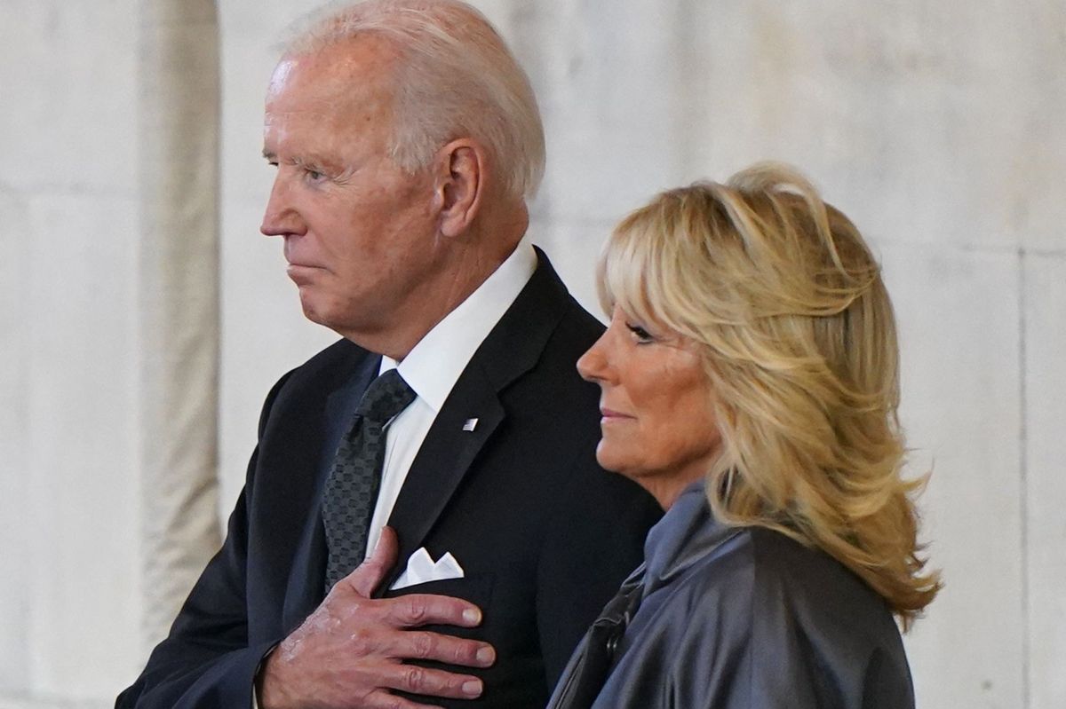 Præsident Joe Biden var blandt dem, der søndag viste dronning Elizabeth en sidste ære i Westminster Hall. Den amerikanske præsident gjorde korsets tegn for sig, da han stod ved dronningens kiste sammen med sin hustru Jill.