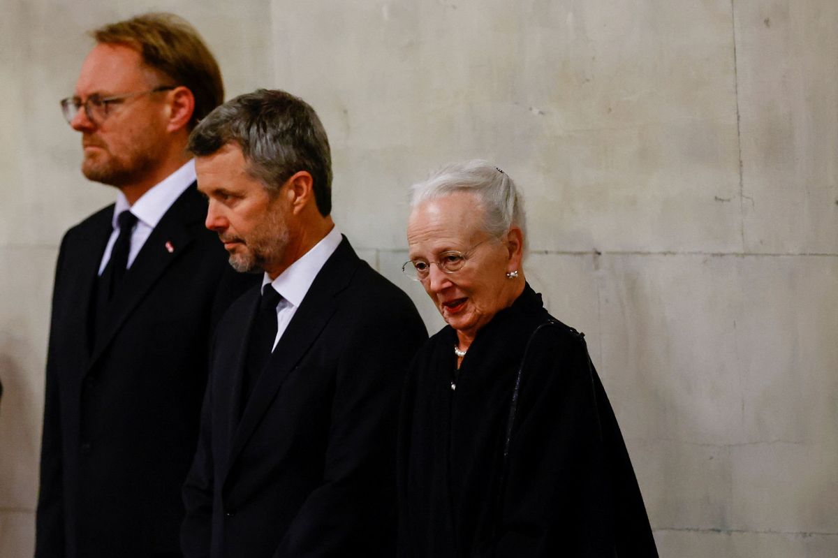 Ligesom det norske og svenske kongepar var dronning Margrethe og kronprins Frederik søndag forbi Westminster Hall i London for at vise deres respekt over for den afdøde dronning Elizabeth II.