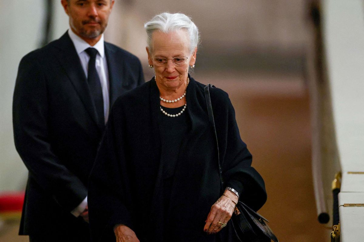 Dronning Margrethe og kronprins Frederik var begge klædt i sort, da de søndag besøge Westminster Hall og kisten med den afdøde dronning Elizabeth II.