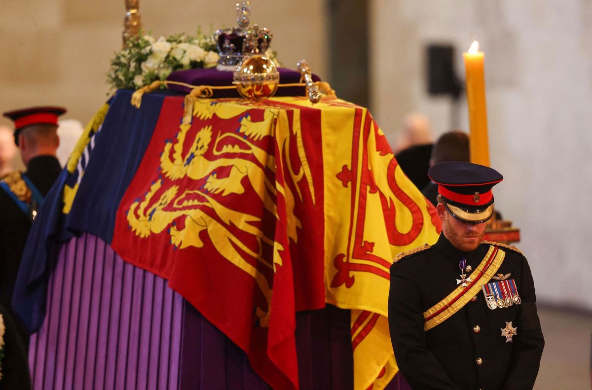 Prins Harry ses her i gallauniform ved sin farmors kiste lørdag.