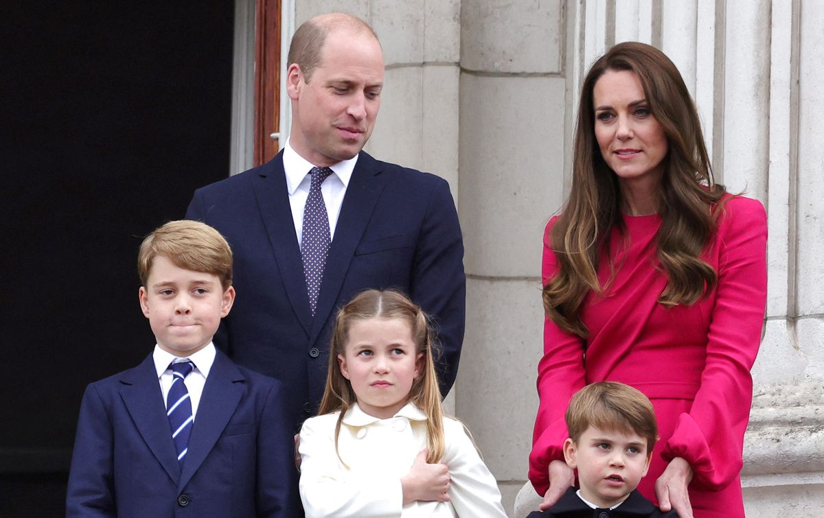 Prinsen og prinsessen af Wales ses her med deres tre børn, prins George på 9 år, 7-årige prinsesse Charlotte og prins Louis, der er 4 år gammel.