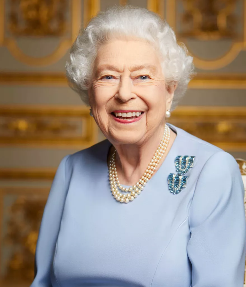 Her ses fotoet af den nu afdøde britiske dronning i fuld størrelse.