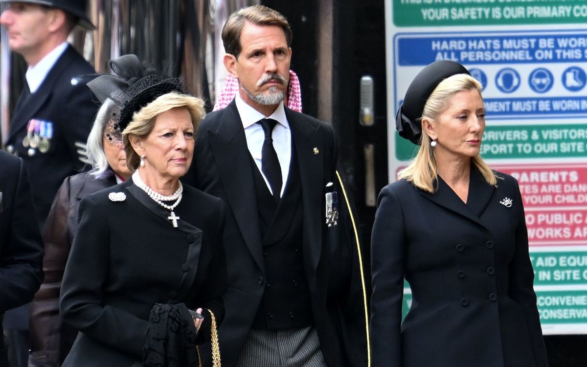 Dronning Anne-Marie ankommer sammen med kronprins Pavlos og kronprinsesse Marie-Chantal.