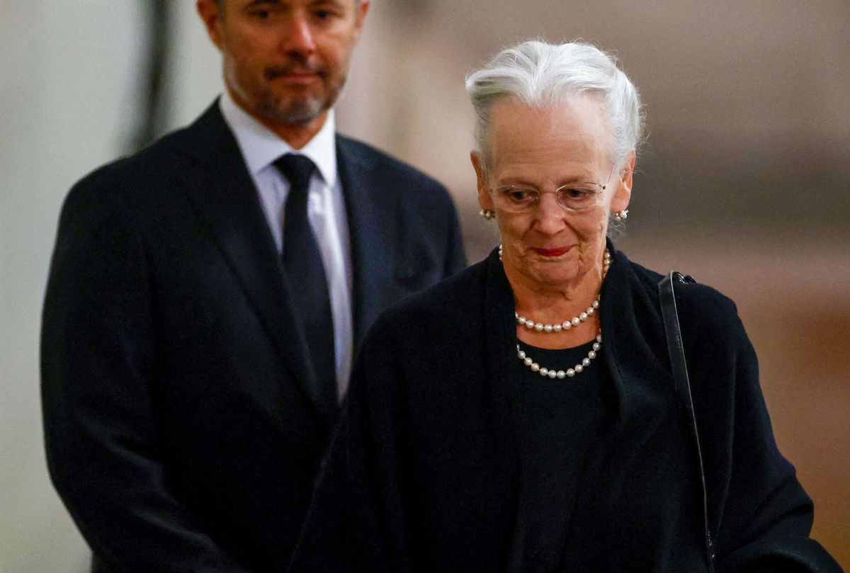 Dronning Margrethe og kronprins Frederik ankommer til Westoinster Hall for at vise deres respekt ved dronning Elizabeths kiste.