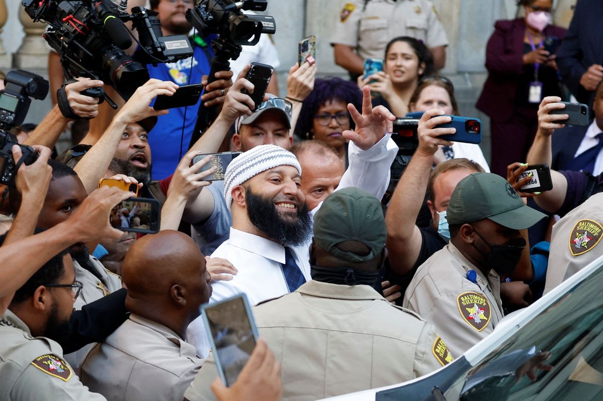 Smilet var stort hos Adnan Syed, da han forlod retsbygningen, efter at hans dom var blevet omstødt.