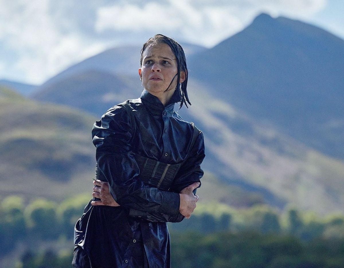 'The Rising', der har premiere 20. september, består af otte afsnit. Det er danske Clara Rugaard, der indtager rollen som Neve Kelly, som i første afsnit ikke kun finder ud af, at hun er død, men også, at hun er blevet myrdet.