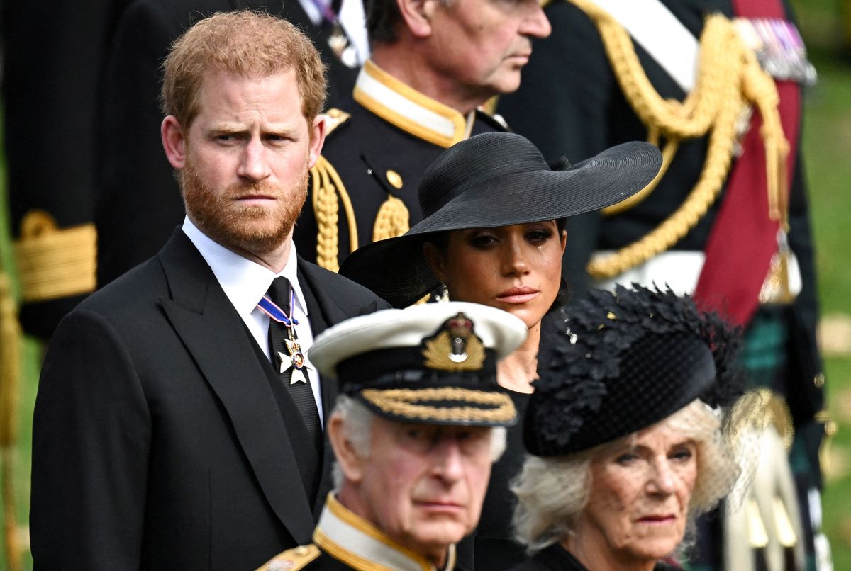 Harry og Meghan ses her sammen med kong Charles og dronninggemalinde Camilla ved dronning Elizabeths begravelse den 19. september.