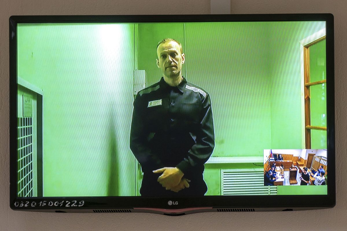 Den fængslede Kreml-kritiker Aleksej Navalnyj siger i en video fra sin fængselscelle, at invasionen af Ukraine er "en mislykket, forbryderisk krig". Han ses her tidligere i denne måned i en retssal i Kovrov, 240 km nordøst for Moskva.