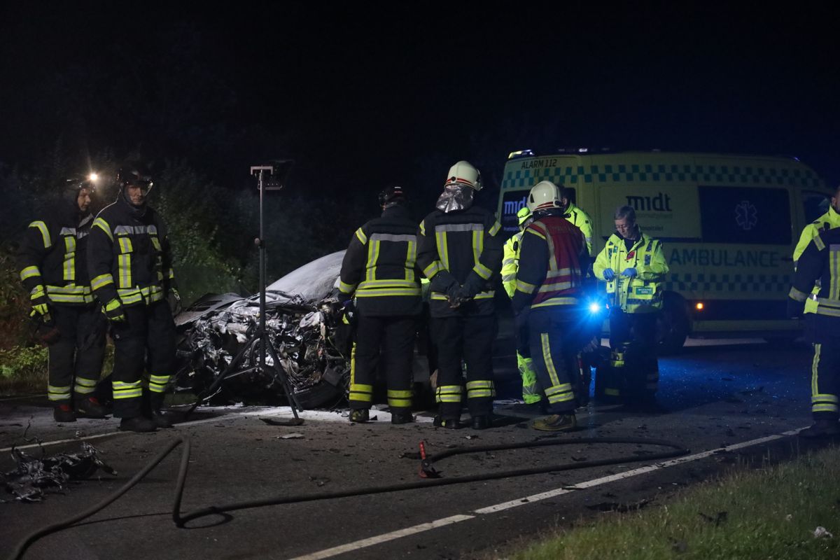 Den ene af de to voldsomt beskadigede biler fra ulykken onsdag aften.
