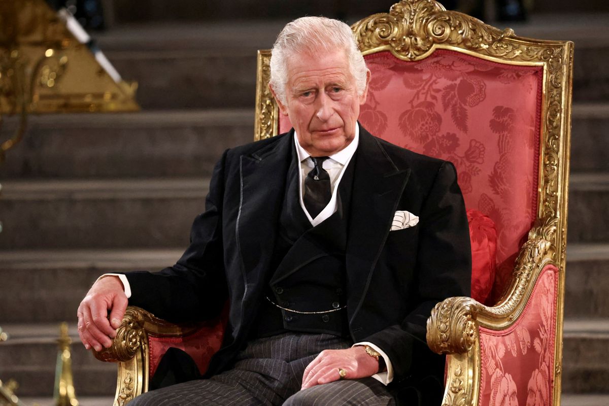 Et af rygterne går på, at den nye konge vil have sit toiletsæde med sig rundt omkring.