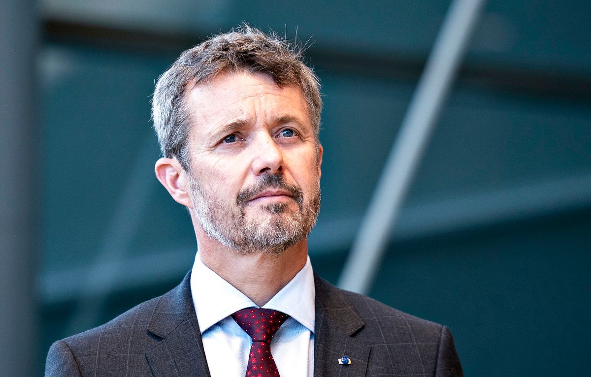 Kronprins Frederik skal hjem og vikariere for dronning Margrethe, der for anden gang er ramt af coronavirus.