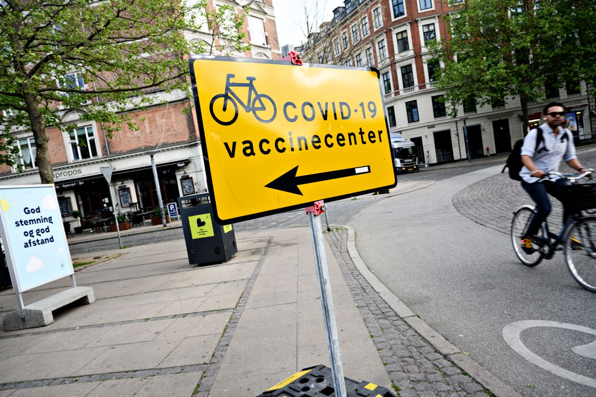 Skilt viser vej ind til Region Hovedstadens covid-19 vaccinecenter i Øksnehallen i København, fredag den 4. juni 2021.