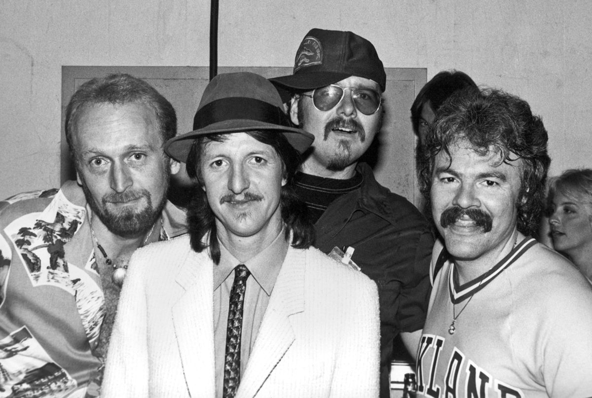 Doobie Brothers mindes John Hartman, som bærer kasket på billedet, på Facebook.