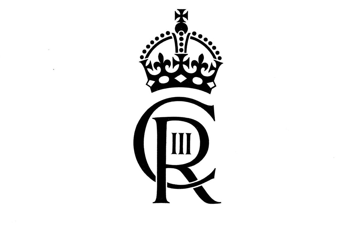Mandag blev den ny britiske konge Charles' monogram offentliggjort. Det skal fremover bruges på regeringsbygninger, statslige dokumenter og postkasser.
