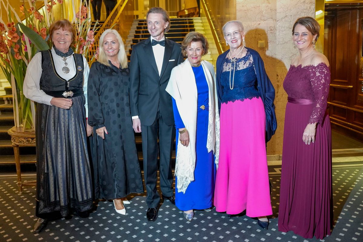 Gruppefoto fra festmiddagen mandag aften på Grand Hotel i Oslo.