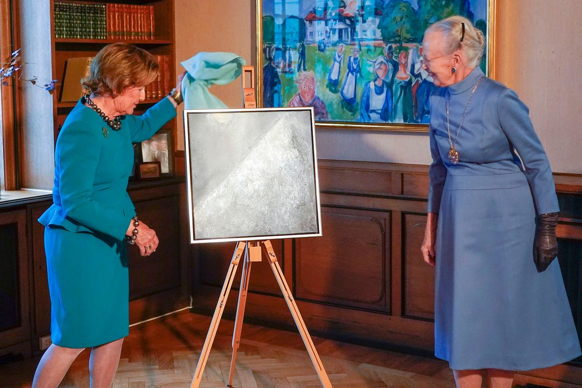 Dronning Margrethe får overrakt 'Nordens Sprogpris 2022' af norske dronning Sonja