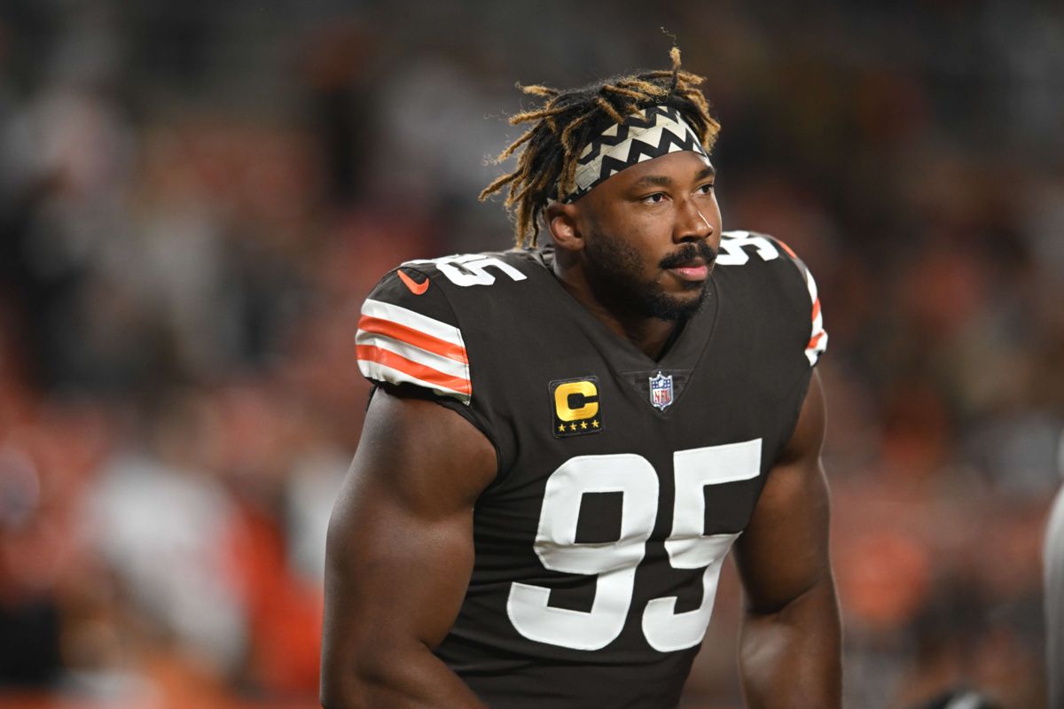 Sportsstjernen Myles Garrett mistede herredømmet over sin Porsche, der trillede rundt på hovedet.