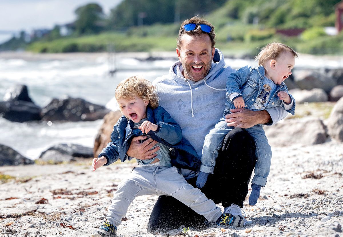 Dennis Knudsen ses her med sine to drenge, Lucas på tre år og Noah på ét, der nu er blevet forenet med deres små tvillingesøstre.