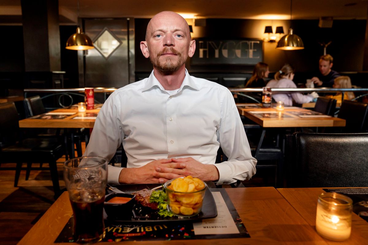 Adm. direktør for Jensens Bøfhus, Anders Nikolaisen. Her fotograferet i restauranten på Axeltorv i København. Nu er han fortid.