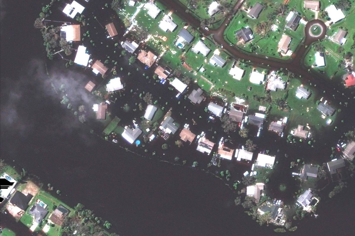 Et satellitbillede viser et boligkvarter, der står under vand i byen North Port i Florida.