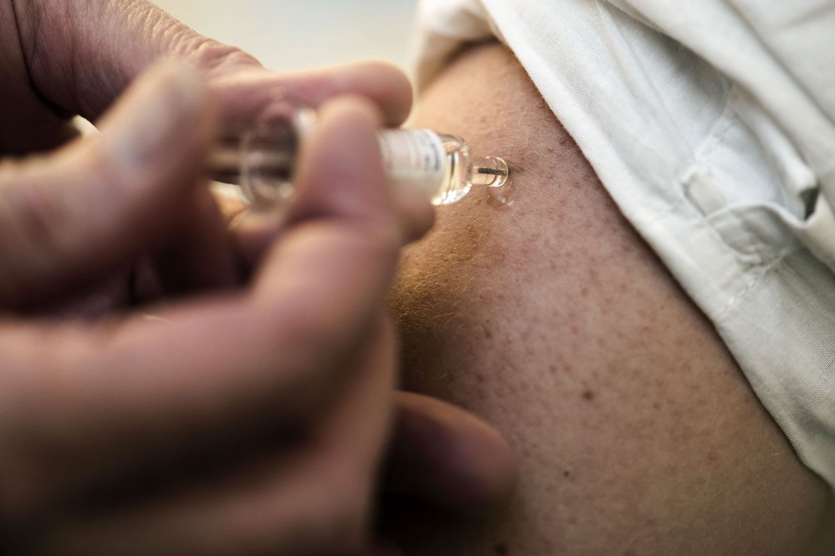 Fra 1. oktober kan personer fra 65 år og andre i risiko blive vaccineret mod influenza. Samtidig er det muligt at blive vaccineret mod corona og pneumokokker. (Arkivfoto).