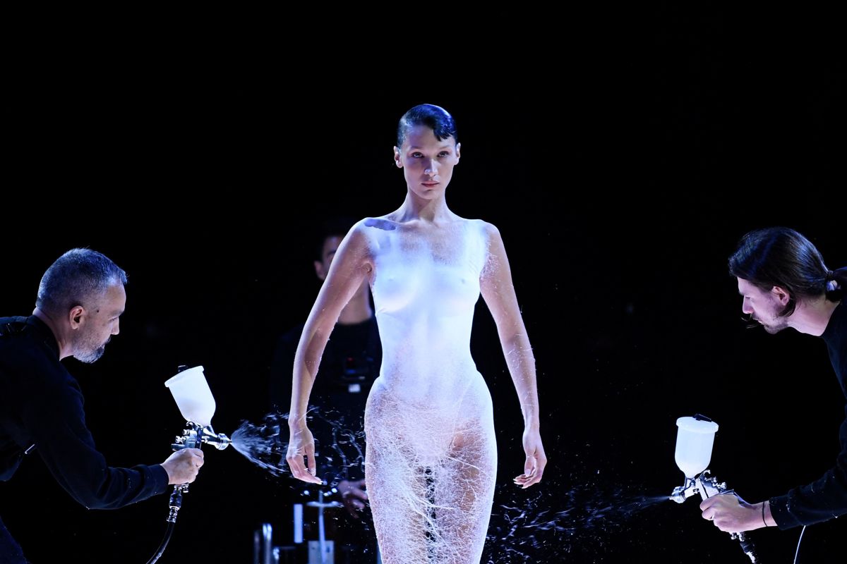 Den amerikanske model Bella Hadid bliver klædt på ved at få sprøjtet skum på sig under Coperni forår/sommer 2023 -modeshowet som en del af Paris Womenswear Fashion Week i Paris den 30. september 2022.