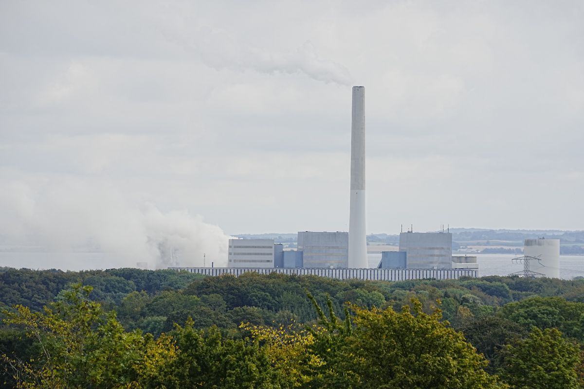 Slukningsarbejdet på Studstrupværket ved Aarhus giver en temmelig kraftig røgudvikling fredag den 30. september 2022.