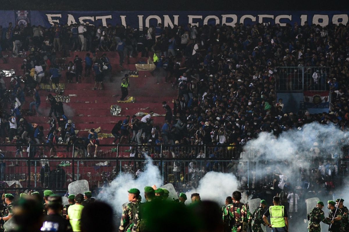 Mindst 174 mennesker omkom, da indonesisk politi svarede igen med tåregas, efter at fodboldfans havde invaderet banen efter en kamp i Malang.