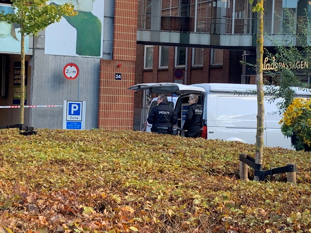 Politiet i gang med en efterforskning ved P-hus.