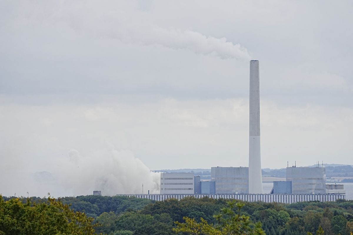 Slukningsarbejdet på Studstrupværket ved Aarhus giver en temmelig kraftig røgudvikling fredag den 30. september 2022.