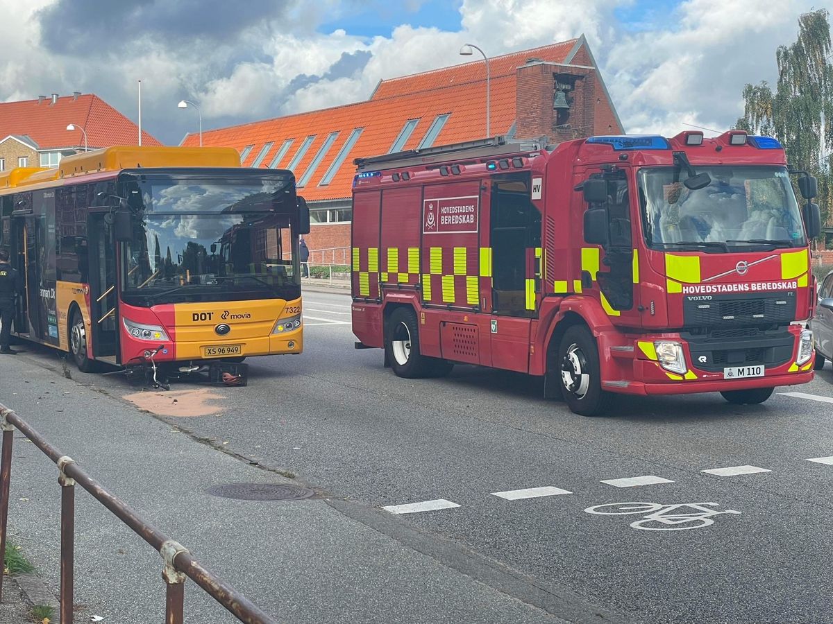 En bus har påkørt en cyklist.