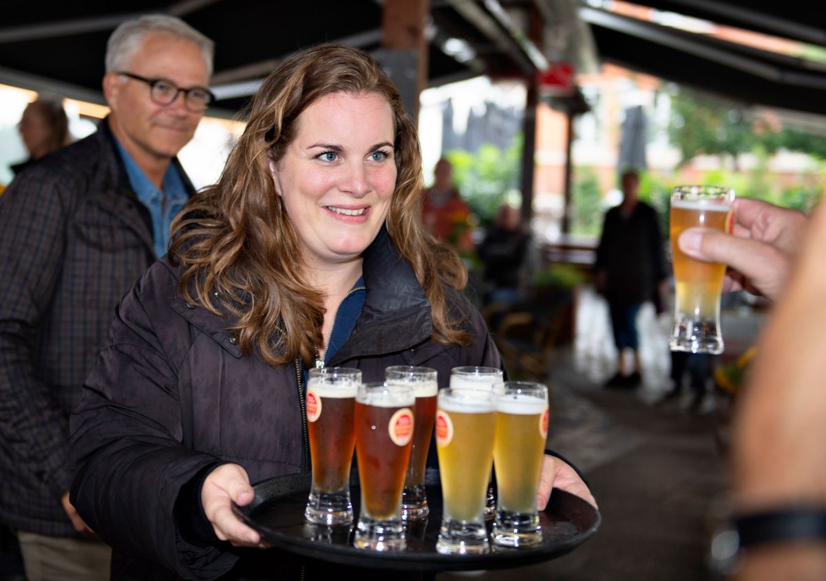 Lise Baastrup deler øl ud i midtbyen i Aalborg. (Arkivfoto)