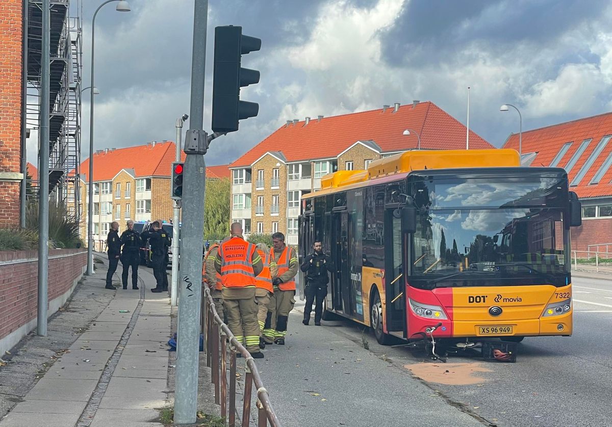 Den cyklist, der blev ramt af en bus er nu afgået ved døden.