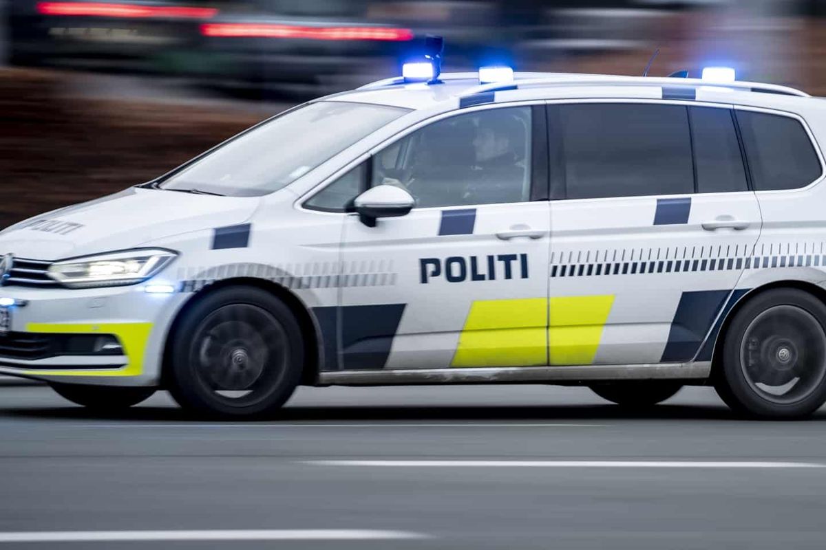 En patruljevogn bragede ind i en bil, hvor en 61-årig sad bag rattet. (Arkivfoto).