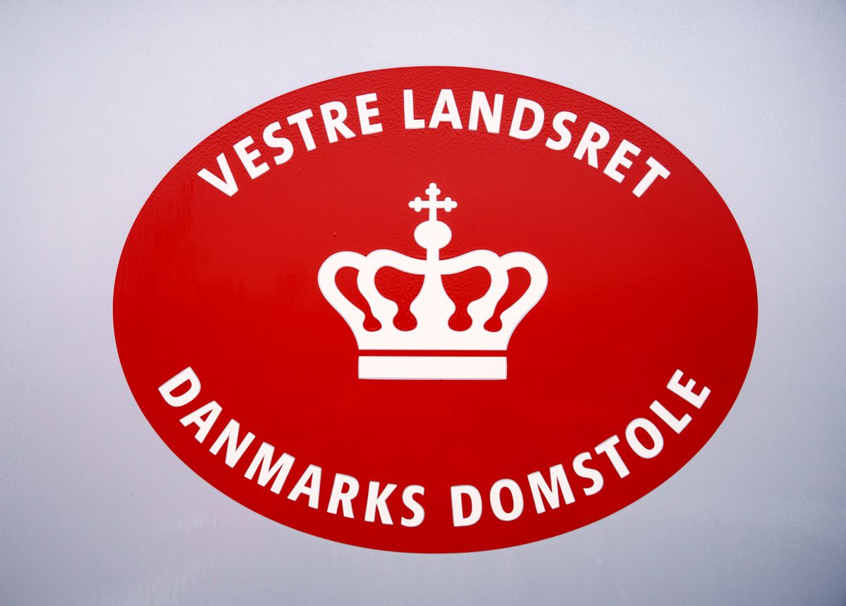 En betjent er ved Vestre Landsret blevet dømt for at sætte ild til sit eget hus.