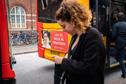 Plakat for Socialdemokratiet med Mette Frederiksen pryder busserne i København, onsdag den 14. september 2022. Selvom folketingsvalget endnu ikke er udskrevet, reklamerer de politiske partier allerede for deres mærkesager og politik.