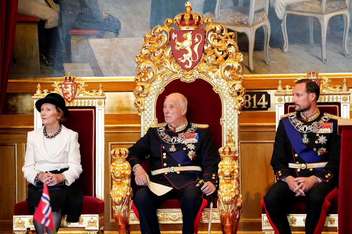 Norske kong Harald ses her sammen med dronning Sonja og kronprins Haakon.