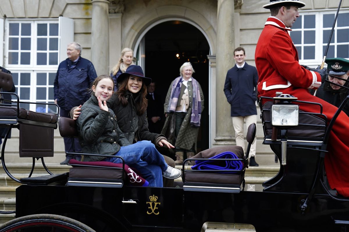 Kronprinsesse Mary overværede Hubertusjagten sammen med prinsesse Josephine. De ankom til Eremitageslottet i karet.